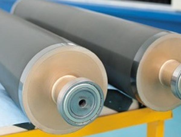 Aké sú výhody valcov potiahnutých tvrdou zliatinou v priemyselných aplikáciách?